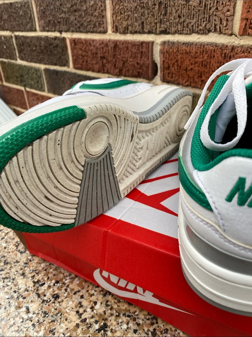 Nike Men’s White & Green Low-Top Sneakers — Classic Swoosh Design